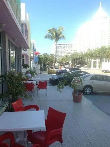 Collins Avenue Hostel 7